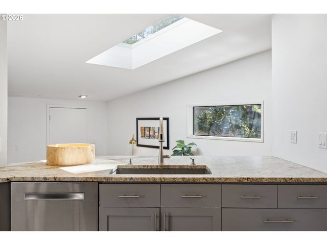 17167 CEDAR Rd, Lake Oswego, OR 97034