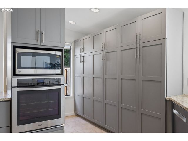 17167 CEDAR Rd, Lake Oswego, OR 97034
