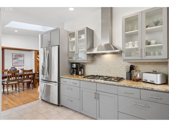 17167 CEDAR Rd, Lake Oswego, OR 97034