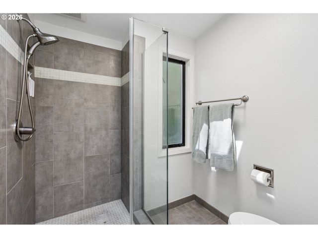 17167 CEDAR Rd, Lake Oswego, OR 97034