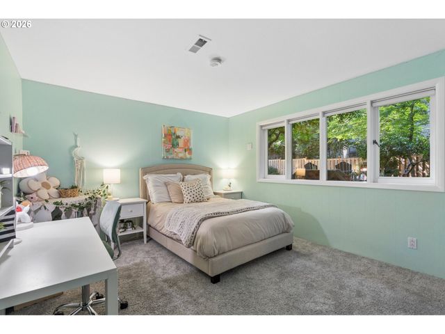 17167 CEDAR Rd, Lake Oswego, OR 97034
