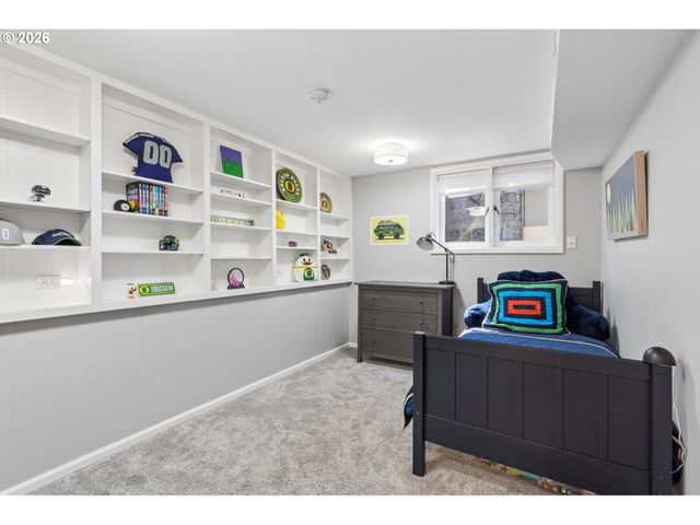 17167 CEDAR Rd, Lake Oswego, OR 97034