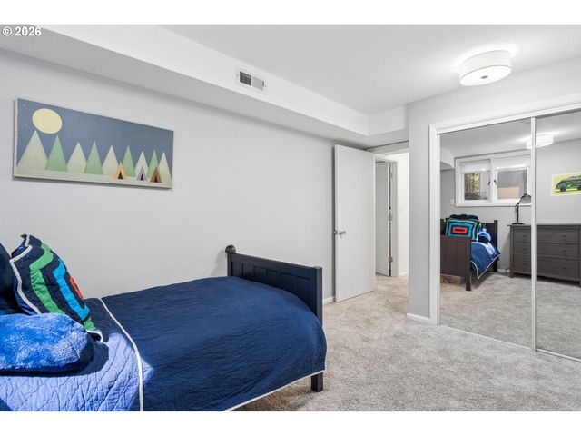 17167 CEDAR Rd, Lake Oswego, OR 97034