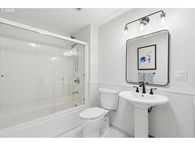 17167 CEDAR Rd, Lake Oswego, OR 97034