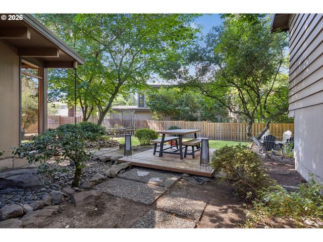 17167 CEDAR Rd, Lake Oswego, OR 97034