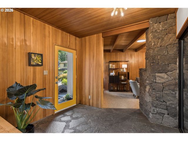 17167 CEDAR Rd, Lake Oswego, OR 97034