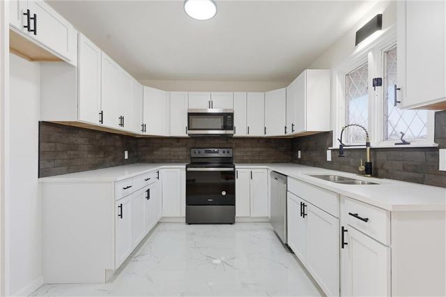 9809 E 82nd Terrace, Raytown, MO 64138