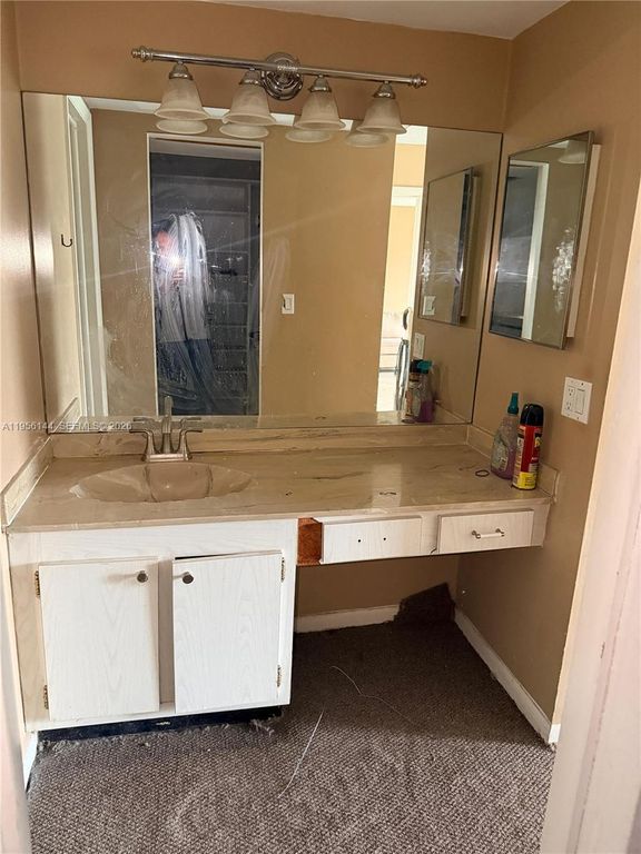 Image 4 of property listing at 4363 Trevi Ct 304, Lake Worth, FL 33467