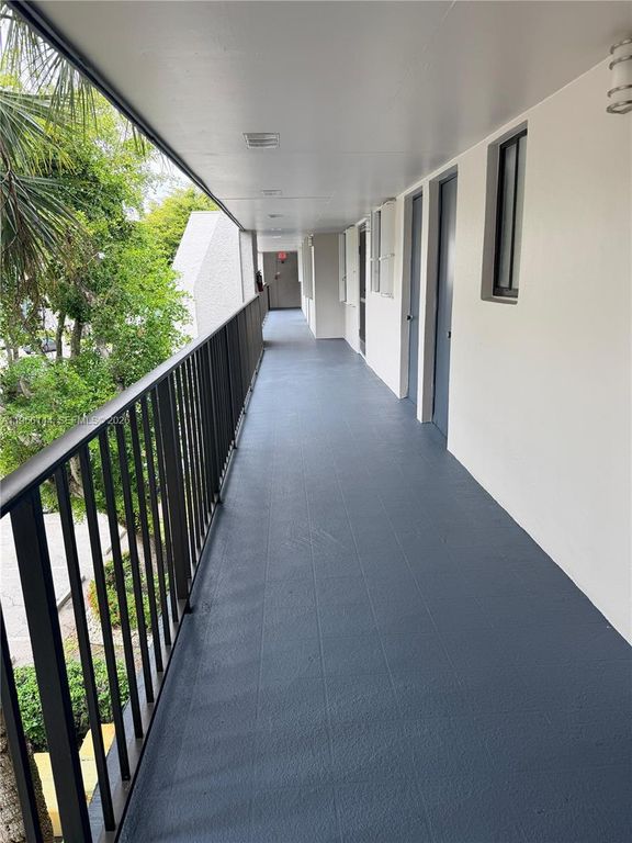 Image 7 of property listing at 4363 Trevi Ct 304, Lake Worth, FL 33467