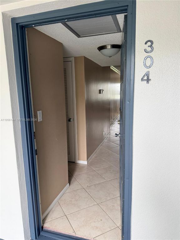 Image 8 of property listing at 4363 Trevi Ct 304, Lake Worth, FL 33467