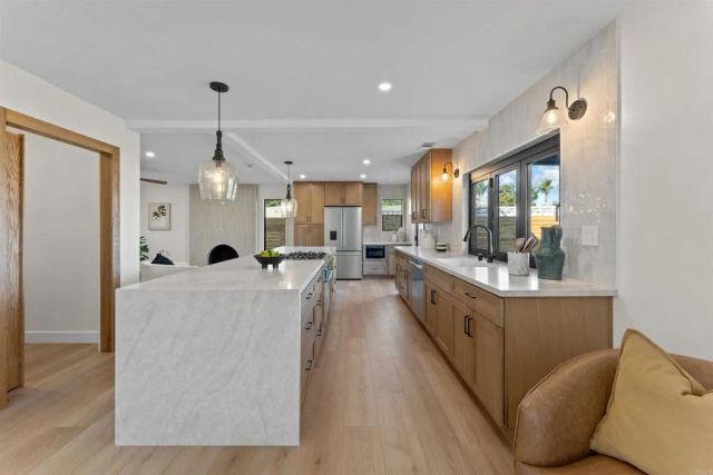 5777 Desert View Dr., La Jolla, CA 92037