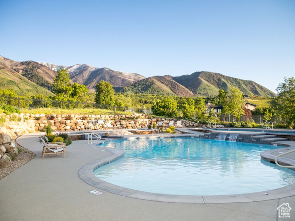 Image 10 of property listing at 826 S Summit Creek Dr Unit 44, Woodland Hills, UT 84653