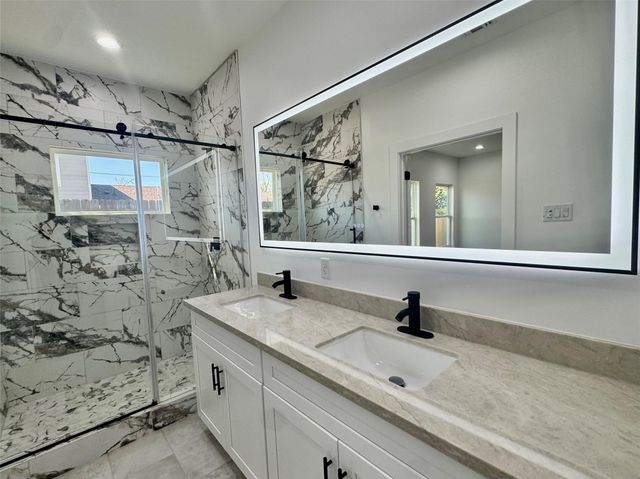 6821 Liverpool St B, Houston, TX 77021