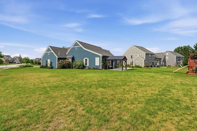 1724 Moccasin TRAIL, Waukesha, WI 53189