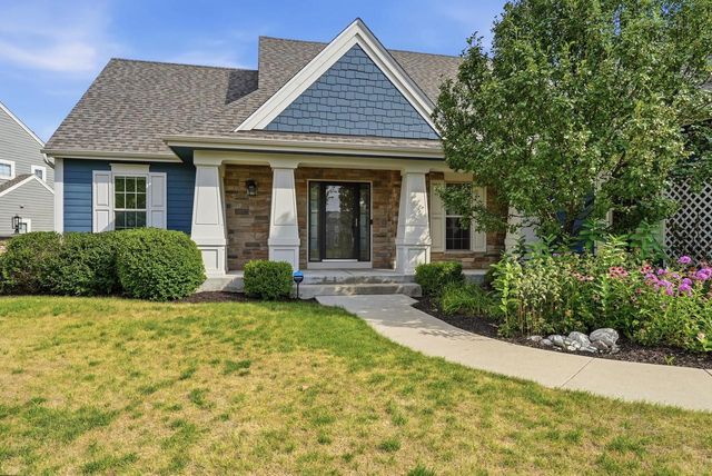 1724 Moccasin TRAIL, Waukesha, WI 53189