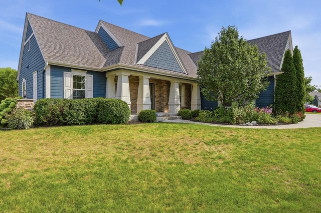 1724 Moccasin TRAIL, Waukesha, WI 53189