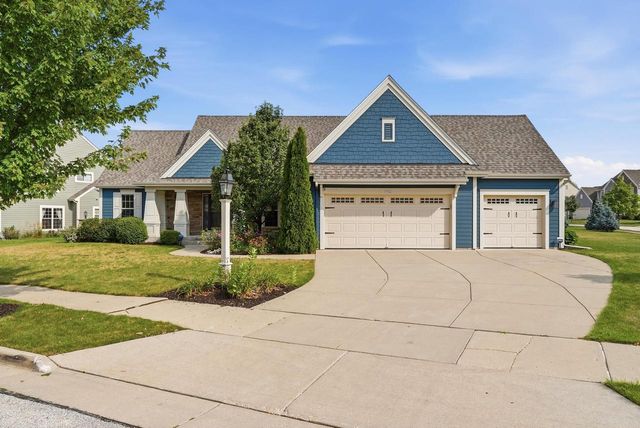 1724 Moccasin TRAIL, Waukesha, WI 53189