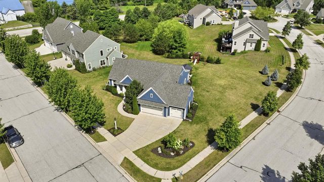 1724 Moccasin TRAIL, Waukesha, WI 53189