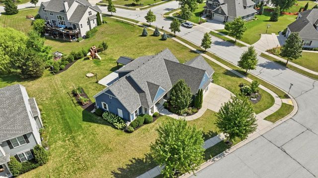 1724 Moccasin TRAIL, Waukesha, WI 53189