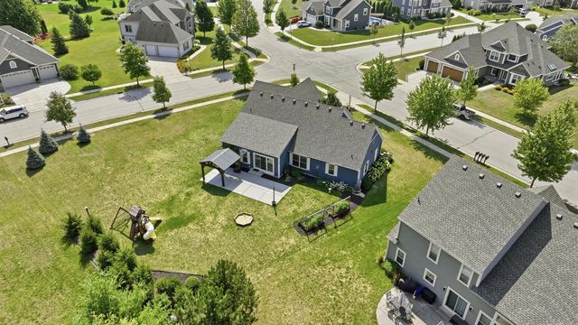 1724 Moccasin TRAIL, Waukesha, WI 53189