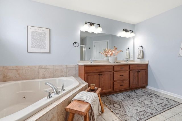1724 Moccasin TRAIL, Waukesha, WI 53189