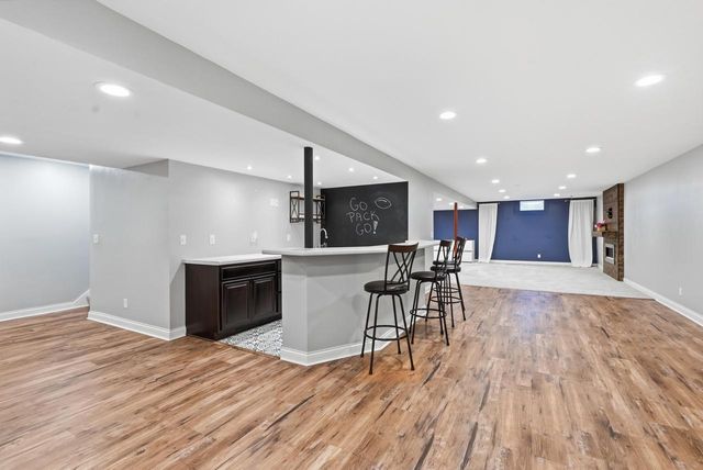 1724 Moccasin TRAIL, Waukesha, WI 53189