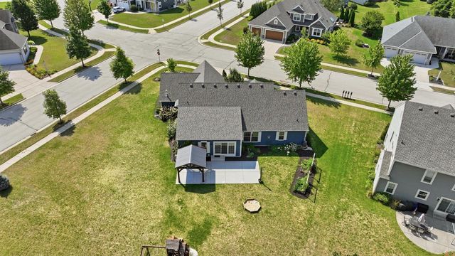 1724 Moccasin TRAIL, Waukesha, WI 53189