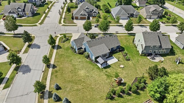 1724 Moccasin TRAIL, Waukesha, WI 53189