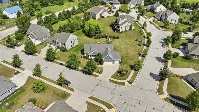 1724 Moccasin TRAIL, Waukesha, WI 53189
