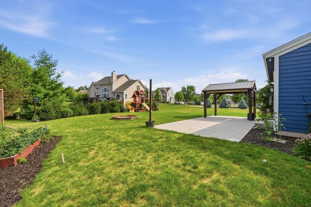 1724 Moccasin TRAIL, Waukesha, WI 53189