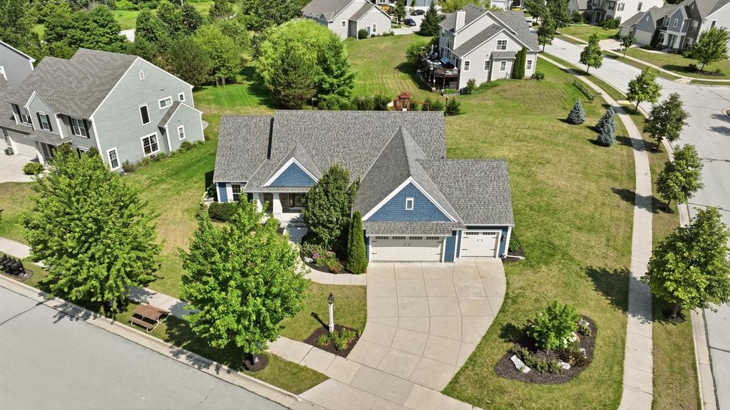 1724 Moccasin TRAIL, Waukesha, WI 53189
