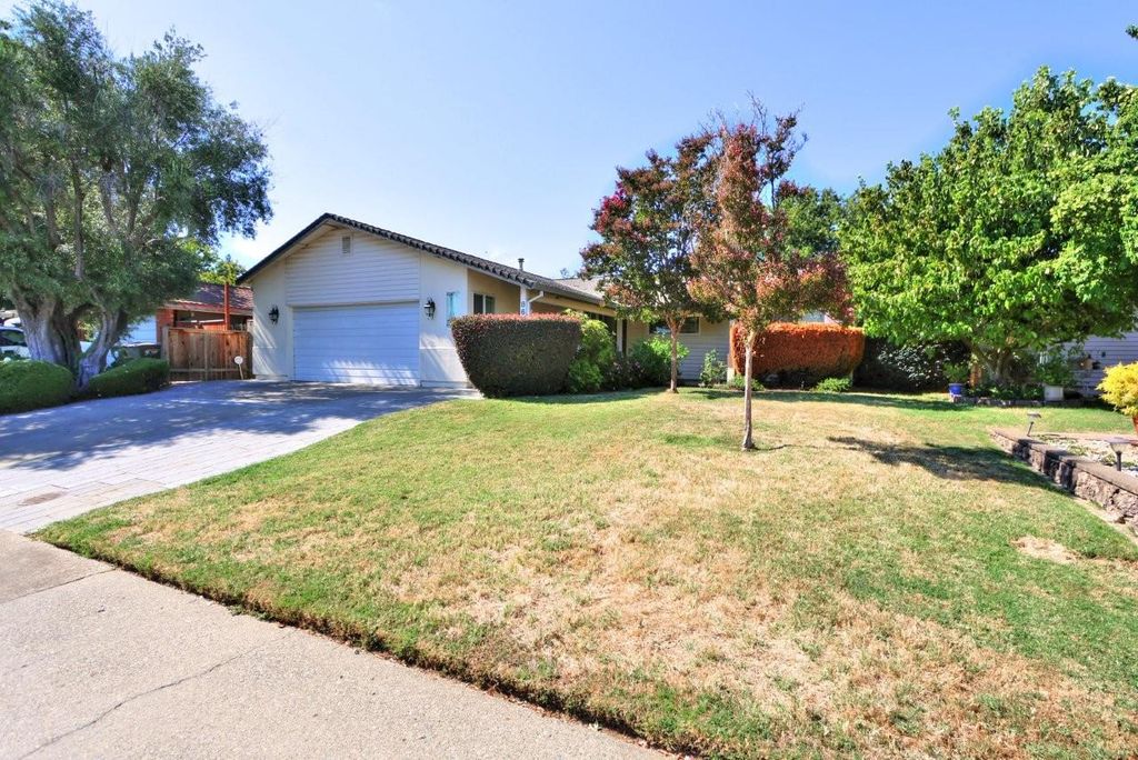8645 Fallbrook Way, Sacramento, CA 95826