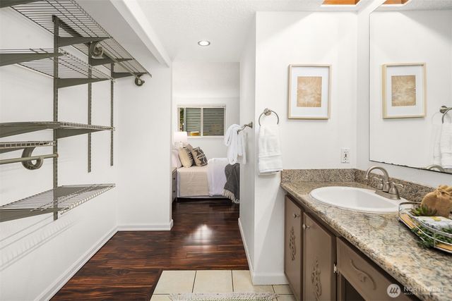 4727 W Lake Sammamish Parkway SE #B-106, Issaquah, WA 98027