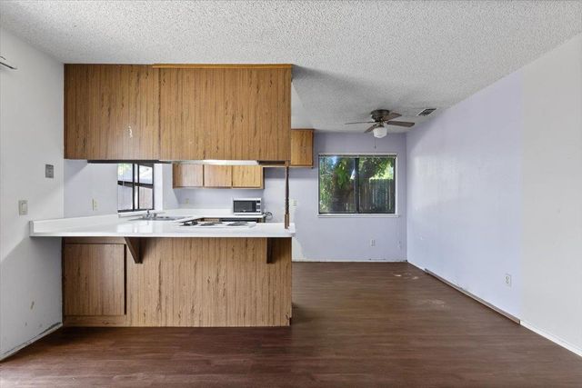 7624 Valley Wood Dr, Sacramento, CA 95828