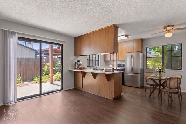 7624 Valley Wood Dr, Sacramento, CA 95828