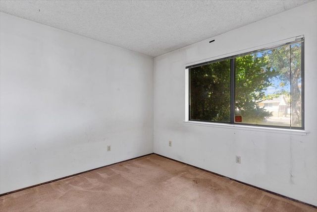 7624 Valley Wood Dr, Sacramento, CA 95828