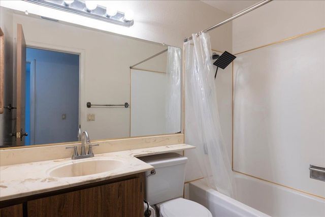 7624 Valley Wood Dr, Sacramento, CA 95828