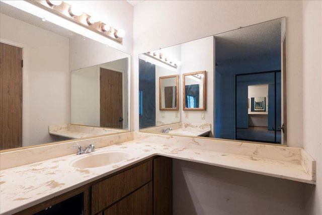 7624 Valley Wood Dr, Sacramento, CA 95828