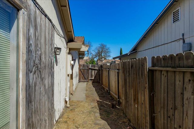 7624 Valley Wood Dr, Sacramento, CA 95828