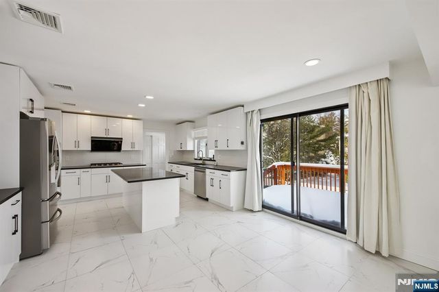 11 Hudson Terrace, Englewood Cliffs, NJ 07632