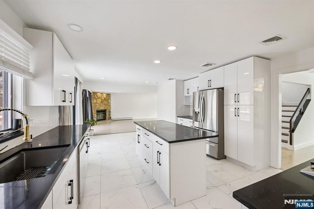 11 Hudson Terrace, Englewood Cliffs, NJ 07632