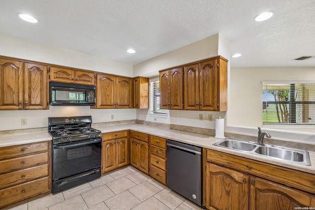 900 BOENIG ST, Seguin, TX 78155