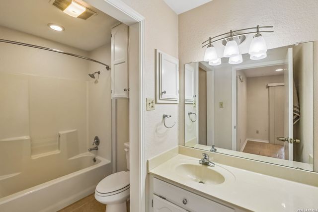 900 BOENIG ST, Seguin, TX 78155