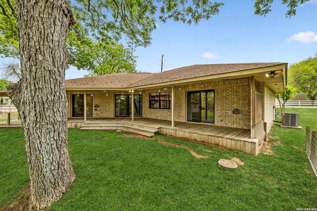 900 BOENIG ST, Seguin, TX 78155