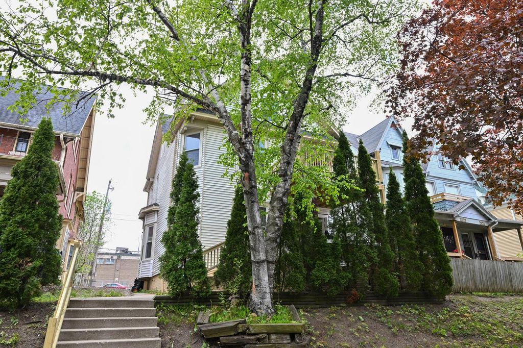 2825 Juneau AVENUE, Milwaukee, WI 53208