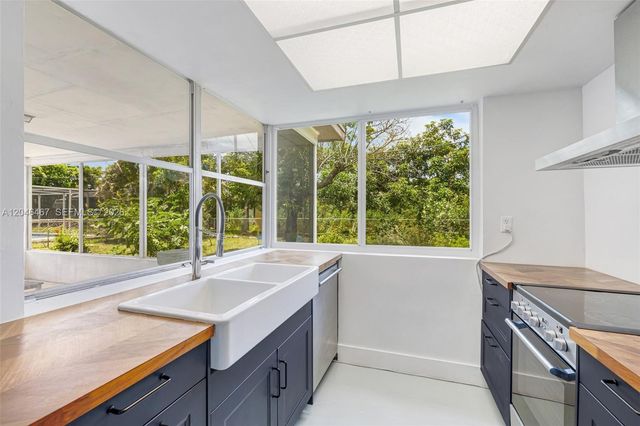 3620 NW 24th Street, Lauderdale Lakes, FL 33311