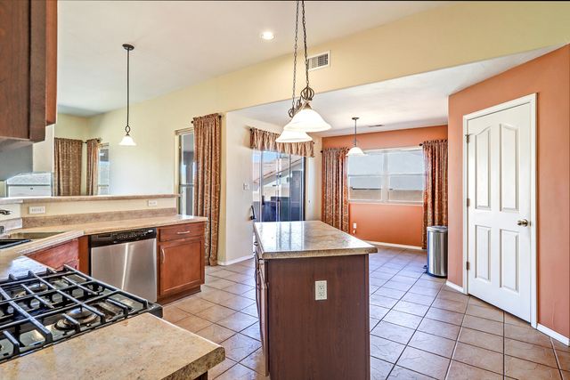 861 Loma Pinon Loop NE, Rio Rancho, NM 87144