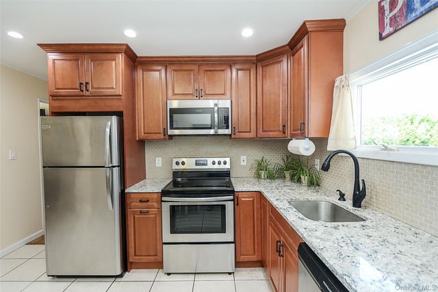 161 Arlyn Drive W, Massapequa, NY 11758