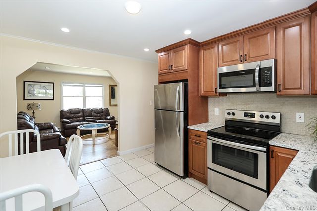 161 Arlyn Drive W, Massapequa, NY 11758