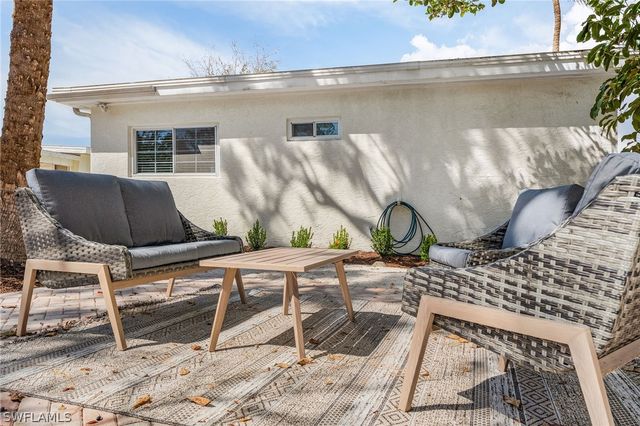 1011 11th ST N, Naples, FL 34102